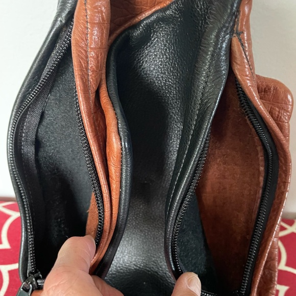 Thomas Leathers Dual-Sided Crossbody Bag - Picture 12 of 12